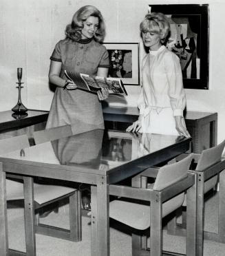 Architect Eva Gordon, who co-ordinated the display of trend-setting model rooms for Decor 70 at the National Home Show at the Coliseum, shows a dining(...)