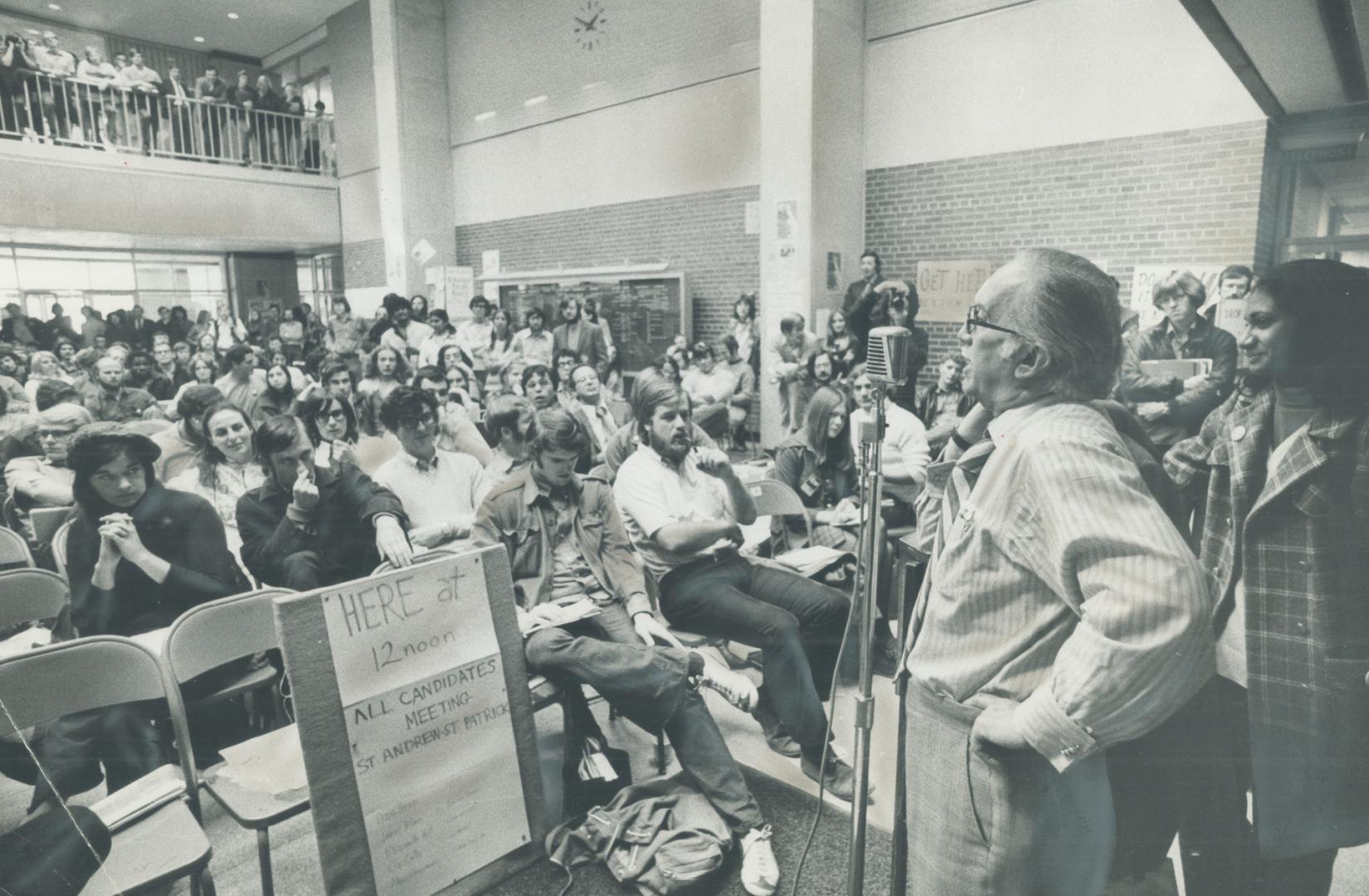 Appearing unimpressed by the pitches of the various candidates, an audience of University of Toronto students listens to Conservative Allan Grossman, (...)