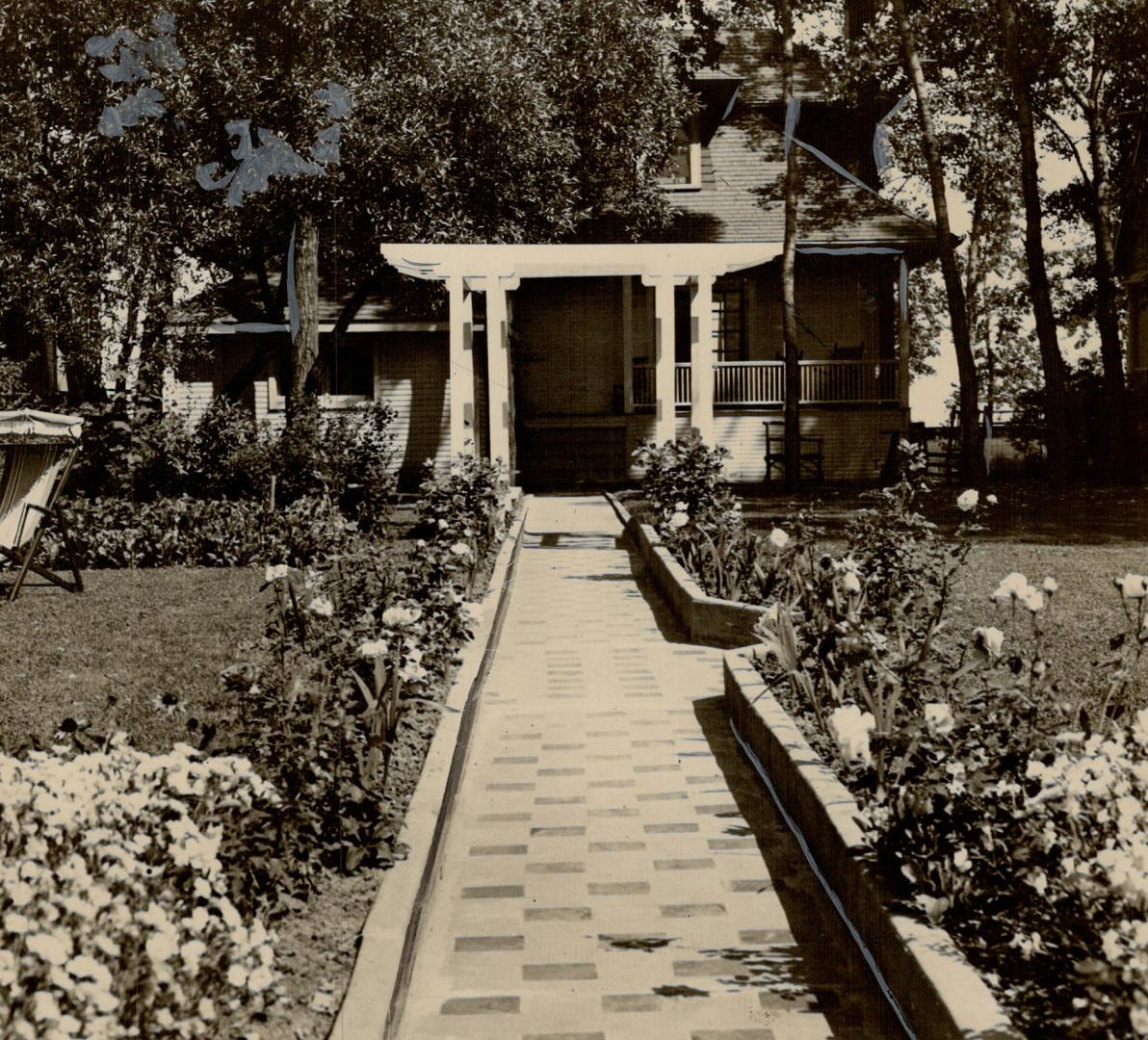 Beautiful garden at Guest summer home at Ward's Island