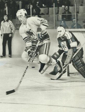 Toronto Toro's Paul Henderson leaps out of way of puck in front of Phoenix Roadrunners' goalie Gary Kurt, but Kurt blocked shot anyway as Phoenix went(...)