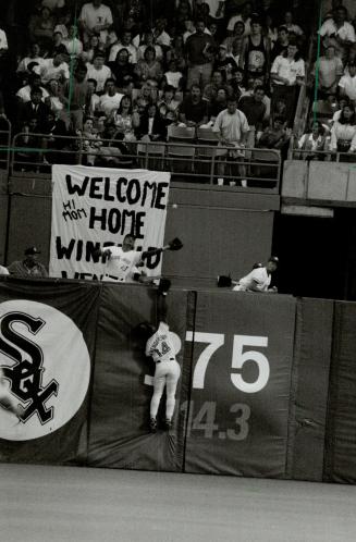 Out of reach: Rickey Henderson gives it his all, but Duane Ward (in the bullpen) was the only Jay who could get to this homer by Twins' Brian Harper