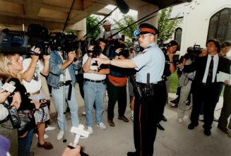 Police trys to keep media away from don of courthouse