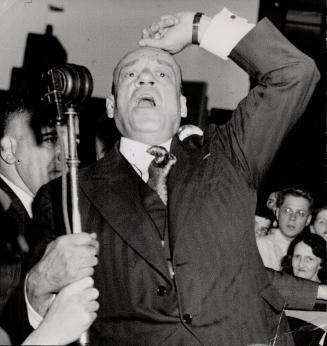 Greeted by a crowd of more than 10:000 persons in Montreal's Central Station: the city's former mayor: Camillien Houde speaks after release from internment