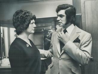 Shy singing star Engelbert Humperdinck chats with Mrs