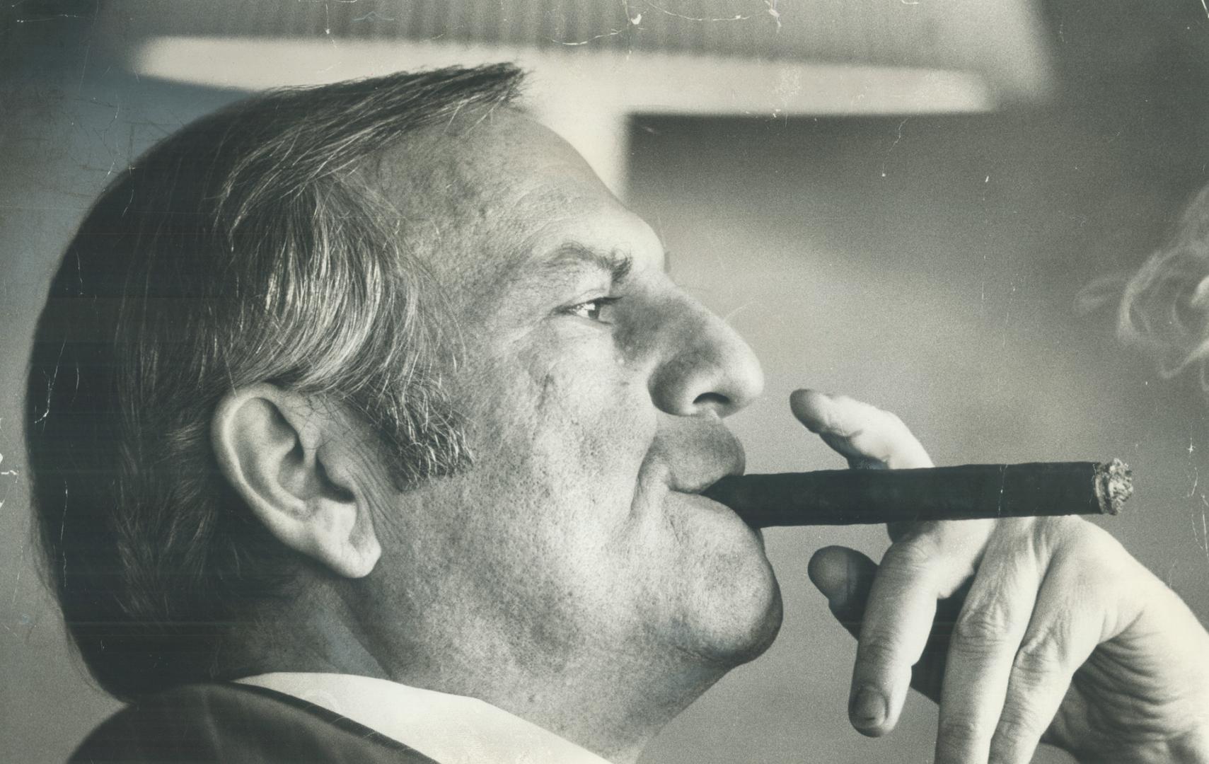 American folk hero lee Iacocca says he gets 500 fan letters a day because readers of his autobiography 'identify with a piece of the book they want to(...)