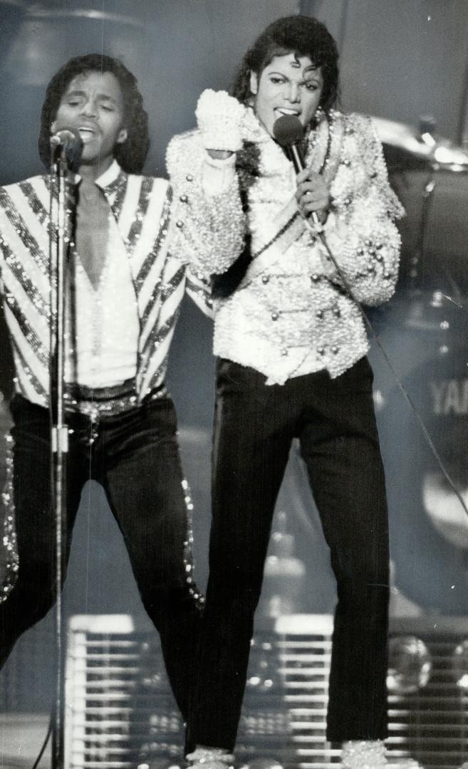 Family affair, Families were in the crowd of 55,000, too, but they were there to cheer Michael Jackson, right, joined here by brother Marlon as the Ja(...)