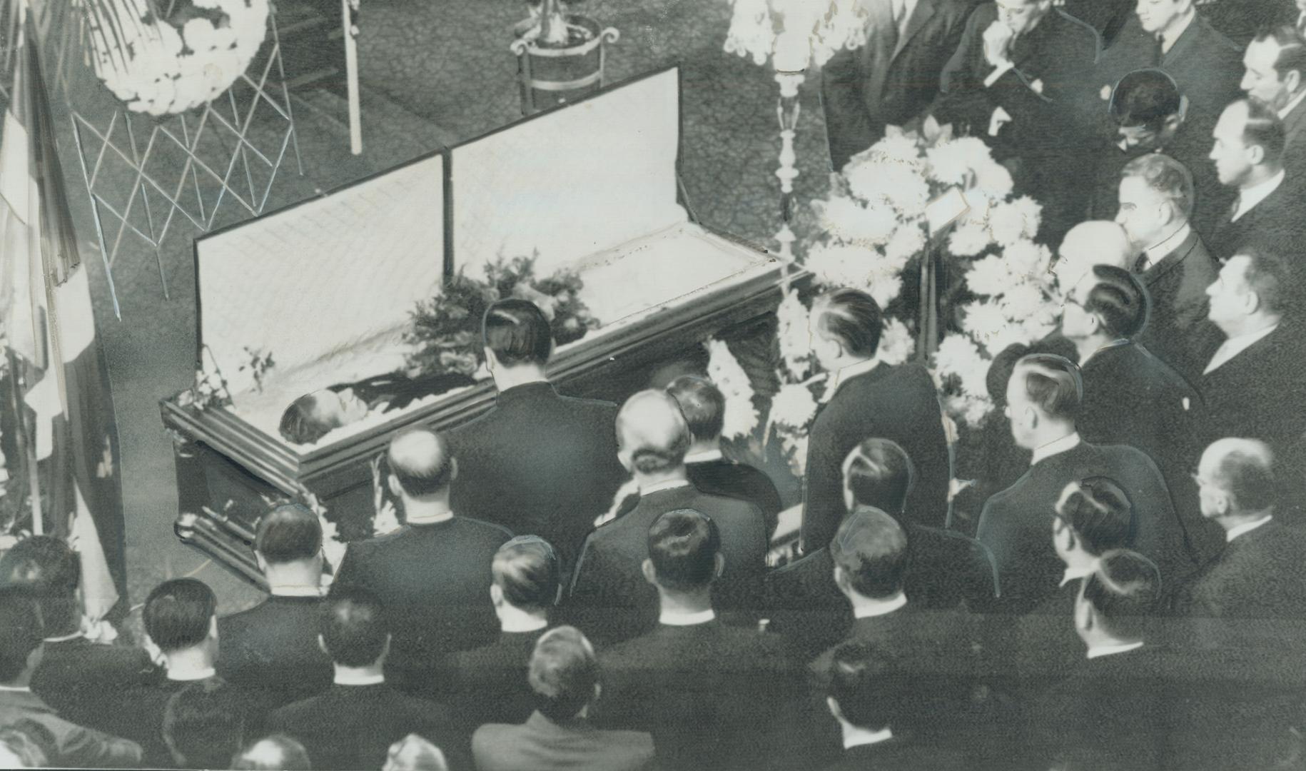 Mourning members of the Québec cabinet gather round the casket of their late leader as Québec today began its formal mourning for Daniel Johnson, who (...)