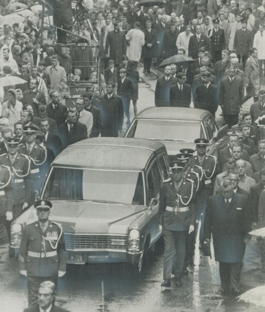 Funeral procession for Québec Premier Daniel Johnson winds slowly through a gray drizzle today for solemn funeral mass at the Basilique de Québec. Aft(...)