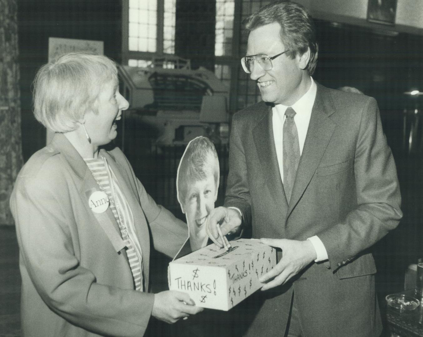 No hard feelings. Friends and supporters of former alderman Anne Johnston attended a reception or auction at Casa Loma last night to raise money to he(...)