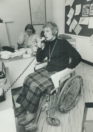 City Hall in a wheelchair sure cramps your style, Toronto Alderman Anne Johnston discovered in a one-day experimental ride yesterday to find out what (...)