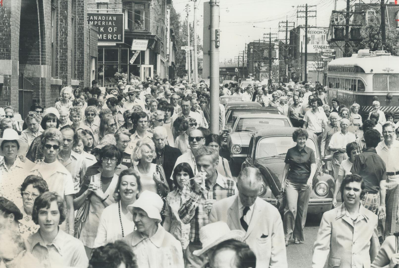 Getting to know old Toronto. An estimated 2,000 persons turned out yesterday to walk through the oldest streets of Toronto with Donald Jones, who writ(...)