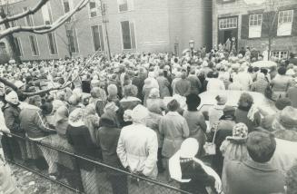 On Sunday afternoon, Donald Jones, who writes a regular column in The Saturday Star on historical Toronto, will conduct a walking tour of the historic(...)