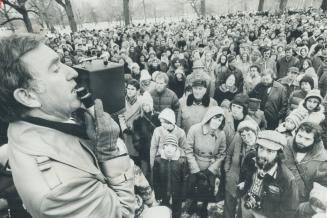 Thousands of history buffs brave the weather