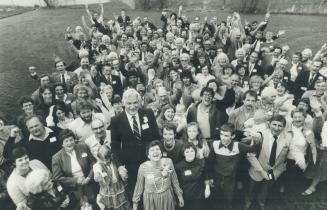 Their favorite doc: Dr. Norman Jones is head and shoulders over some of the 500 patients and friends who turned out to honor him at the Cliffcrest Com(...)