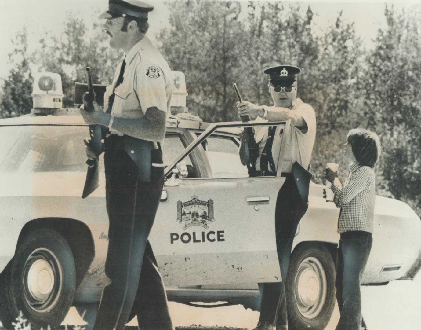 Manning a roadblock in the search for Donald Kelly, the murder suspect who escaped from jail Saturday, North Bay police are given coffee by a helpful (...)