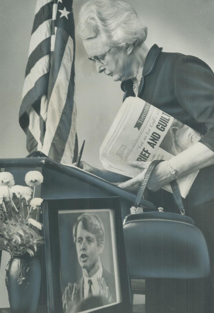 Torontonians mourn Slain Kennedy