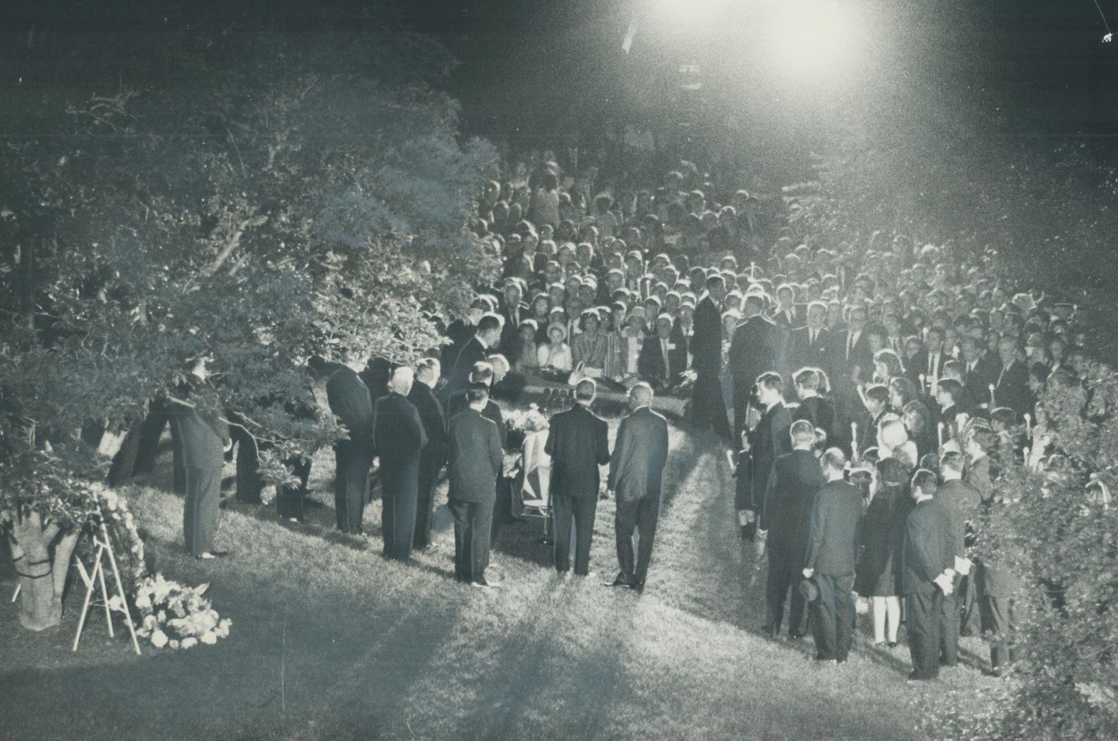 Under glaring lights thousands of mourners ring the casket of Senator Robert Kennedy Saturday night as it rests at the grave site in Arlington Nationa(...)