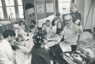 The good citizen of the month, Mark Zimmerman, entertains patients in the Hospital for Sick Children by making sculptures out of such unlikely things (...)