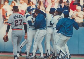 The crowd of 46,429 - second largest in Jays history - leaped to its feet as Juan Beniquez was mobbeo at home by his teammates after his heroics. Whil(...)