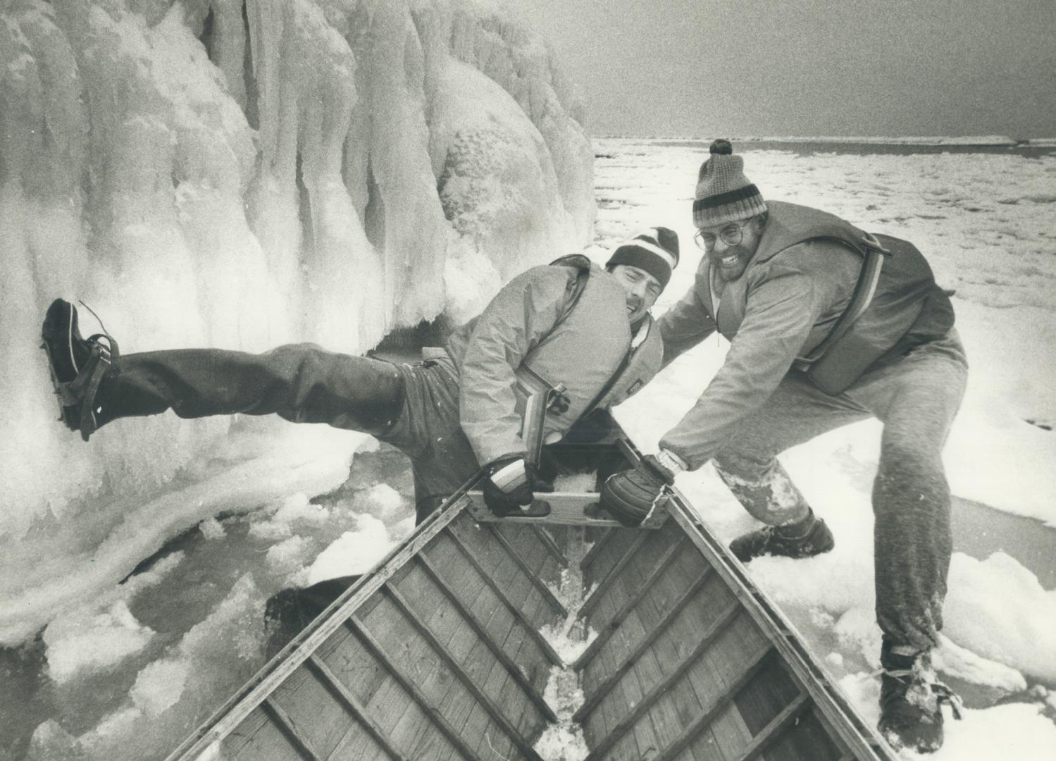 One, two, three . . . heave! Craig Pittam (left) and Wally Schmidt of the Argonaut Rowing Club's five-member ice-canoe team limber up for the forthcom(...)