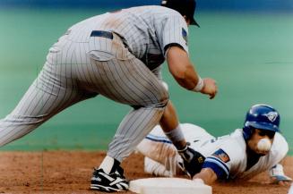 Robbie Alomar reaches for bag