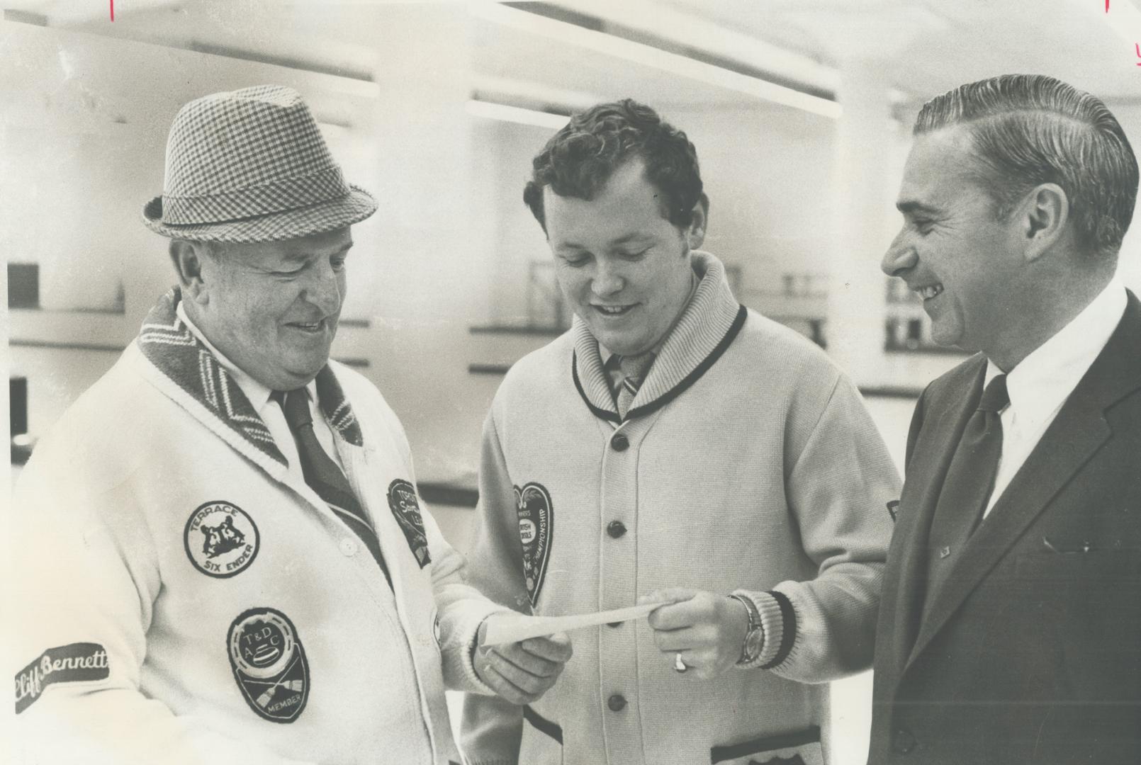 Helping hand from curlers. Paul Savage (centre), skip of Ontario rink in Canadian curling championship at Winnipeg in March, receives cheque to help d(...)