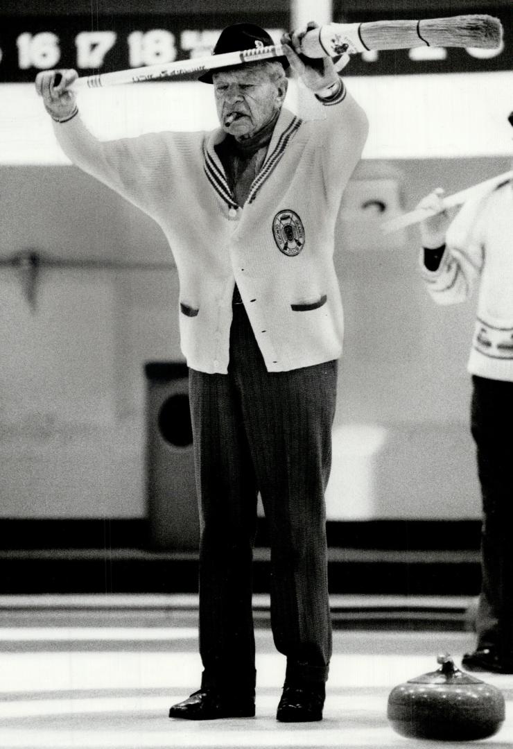 He was really smokin' Cigar-chomping Jim MacNelly, who wears his 79 years lightly, hoists his broom to call for the proper weight from the other end i(...)