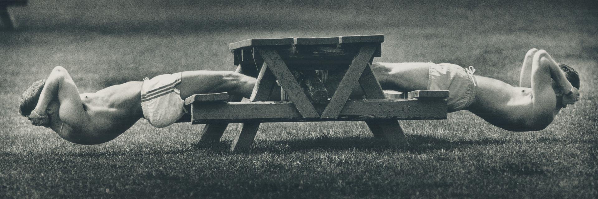 Symmetrical sit-ups. An exercise regime for Cezary Milakowski, left, and Christof Kwapiszewski is no picnic. The two men use a table as a leghold for (...)