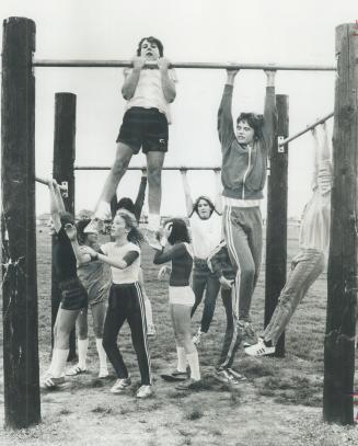 Students are high on fitness. The first fitness trail in Scarborough opened yesterday, on 25 acres at L'Amoureaux Collegiate Institute on Bridletowne (...)