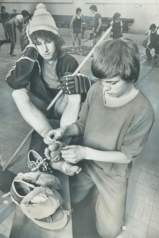 Records are hard on the feet. One hundred hours is the duration of the longest floor hockey game listed now in the Guinness Book of World Records but (...)