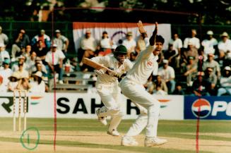 Venkatesh Prasad (India) (Right) and Shahid Afridi