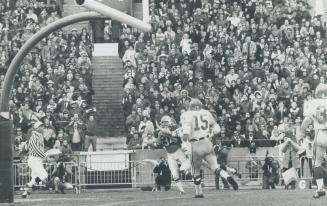 Ted Alflen (34) a late-season addition for the Montreal Alouettes scored his team's first touchdown on his play in first quarter. Moses Denson was bei(...)