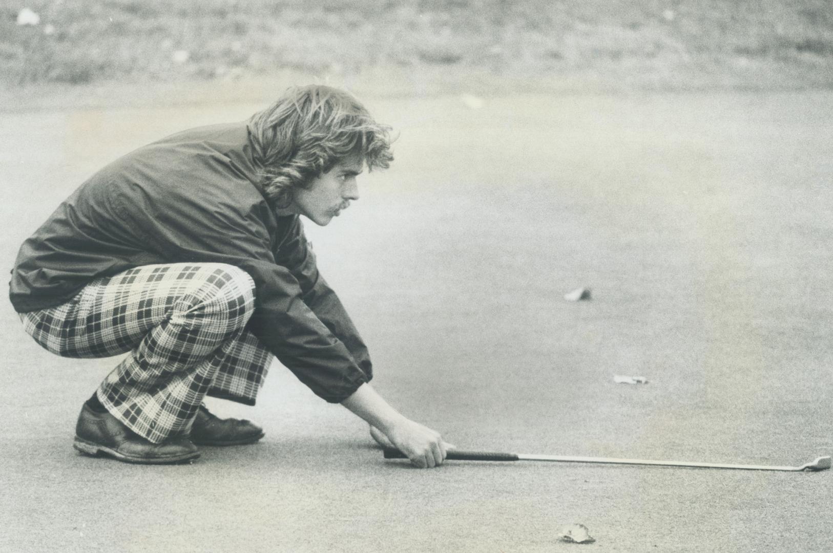 A Studay in cocentration, Bob Andrews of Sarnia lines up putt during second and final round of OUAA golf championship at National course in Woodbridge(...)