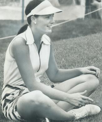 Pamela Johns, a tall, 18-year-old from Toronto Weston club, staged last round rally to win Canadian junior girls' golf championship yesterday in Dart-(...)