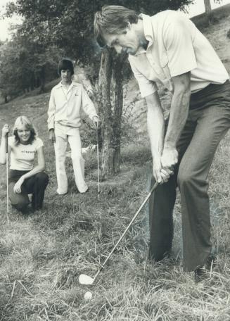 Record round. Glendale's Gary Maue plays shot from round on 18th hole on his way to a course record 63 at Islington club. Looking on are his partners (...)