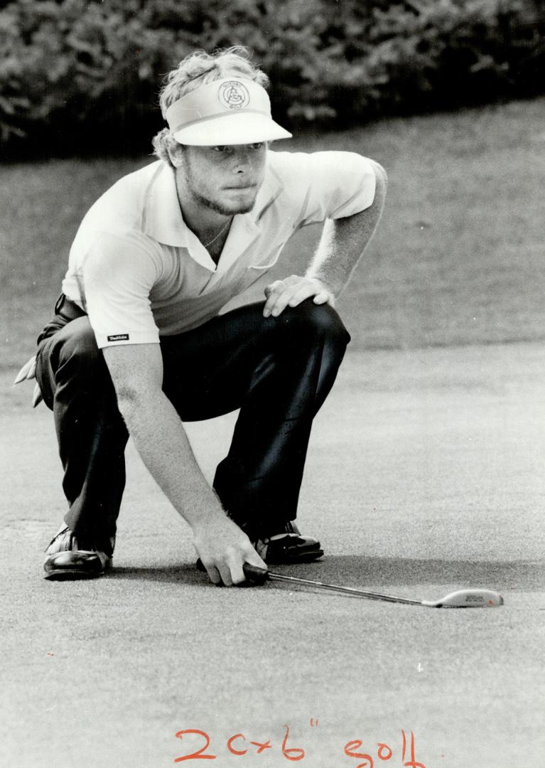 Bill Hodgson, Dundas Valley, lines up putt in Ontario Amateur