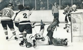 Leaf goaltender Mike Palmateer makes a sprawling save on a shot by Philadelphia's Ross Lonsberry (17)