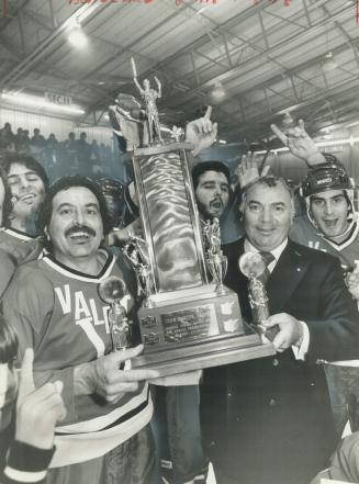 Abruzzo takes it Abruzzo's Danny Dinino, captain of top team in the Canadian Italian Louis Jannetta after Abruzzo defeated Calabria yesterday, 5-2, in(...)