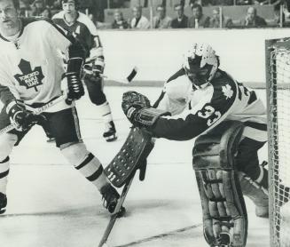 Jim McKenny (18) Doug Favell (33) Leafs J