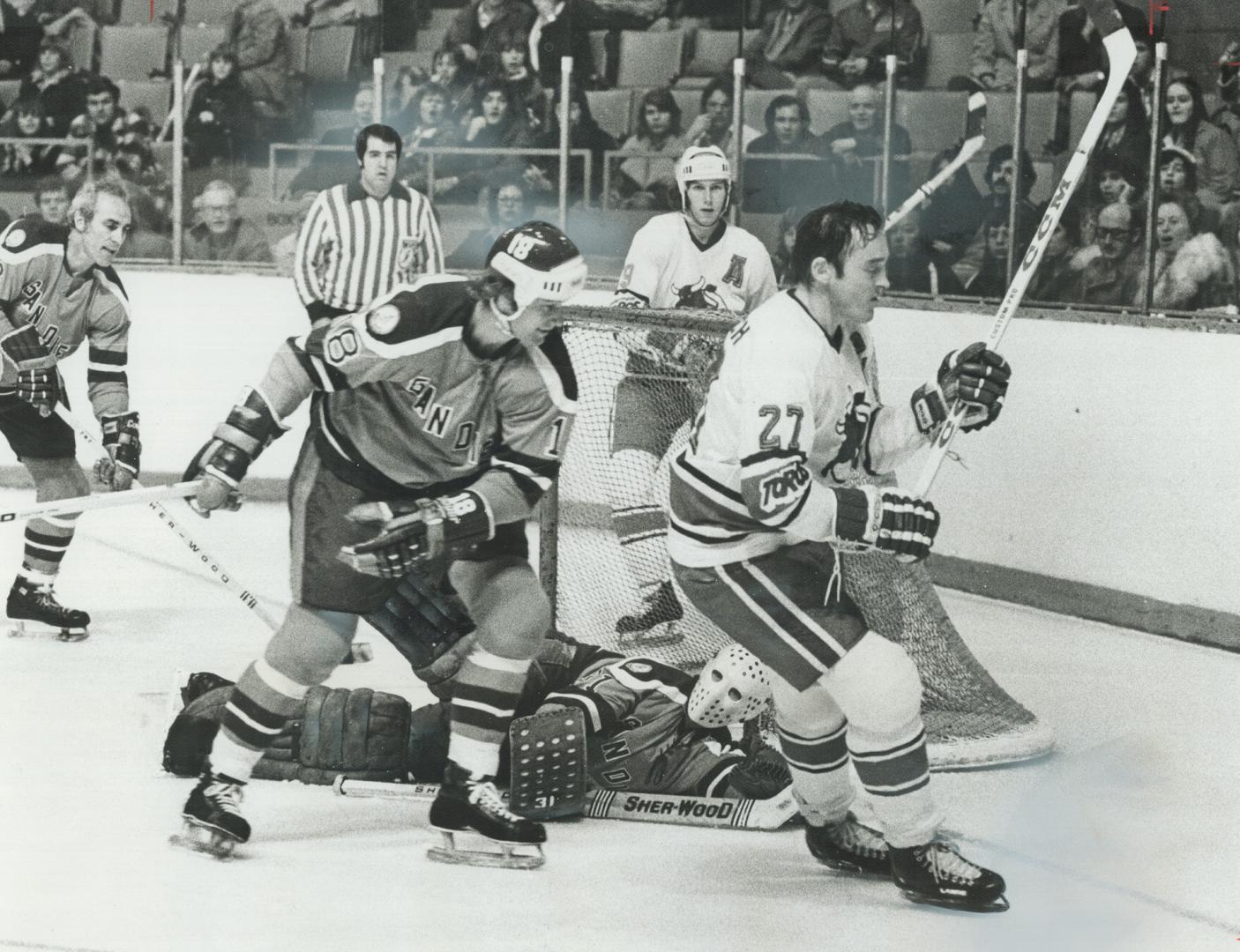 wling Ernie Wakely got there too late to prevent Frank ovlich (27) scoring on this play during last night's World cey Association game at Gardens, won(...)