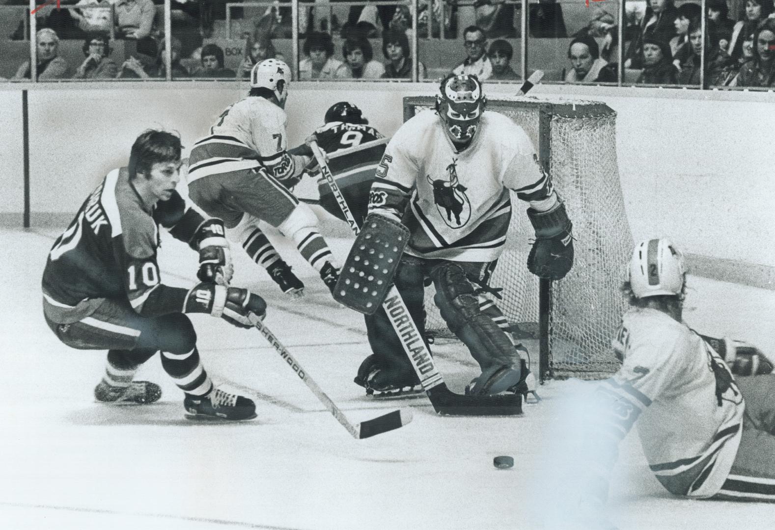 Nick Harbaruk (10) of Indianapolis Racers is in alone on John Garrett, Toros' goalie, during last night's World Hockey Game which Racers won, 3-1, pus(...)