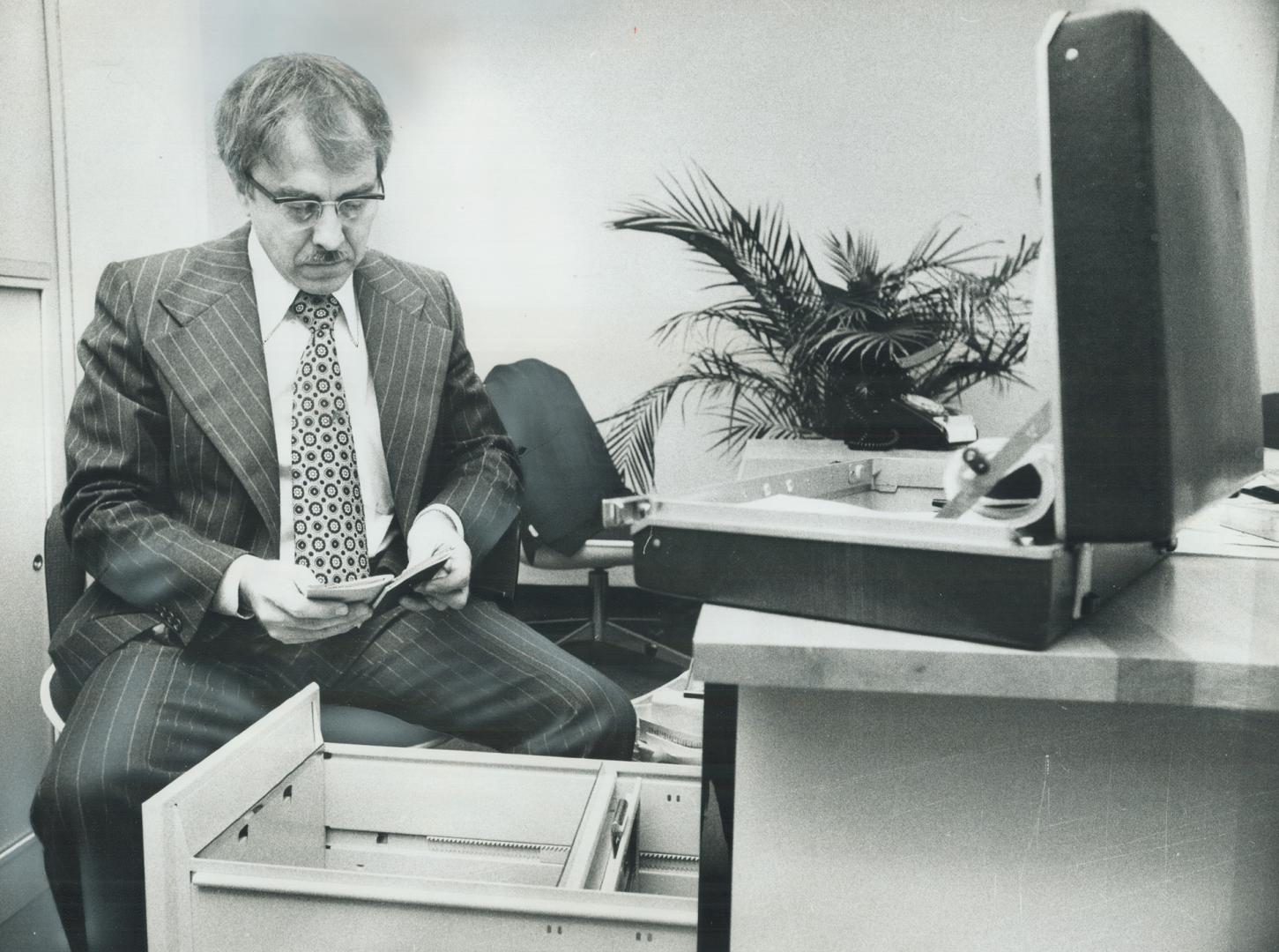 Out of office for the first time in 16 years, Scarborough Controller Karl Mallette sits back for a moment after clearing out his desk yesterday. Now I(...)