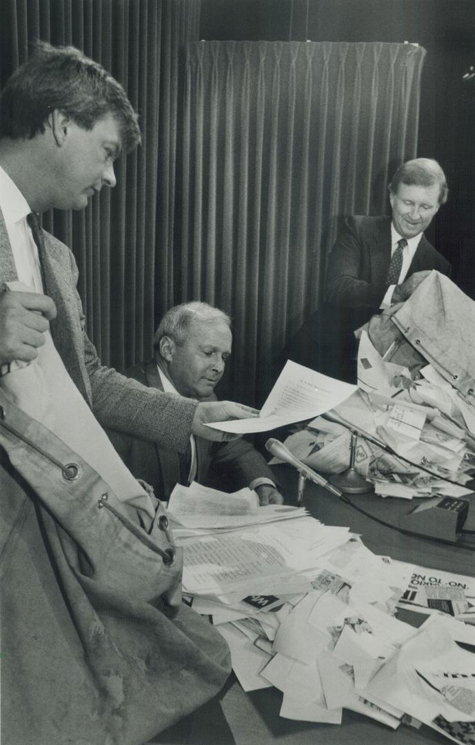 New Democrat Peter Kormos, left, and Tory Bob Runciman, right, survey a 15,000 name petition delivered to Queen's Park today by lawyer Lawrence Mandel(...)