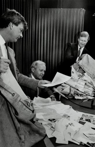 New Democrat Peter Kormos, left, and Tory Bob Runciman, right, survey a 15,000-name petition delivered to Queen's Park today by lawyer Lawrence Mandel(...)