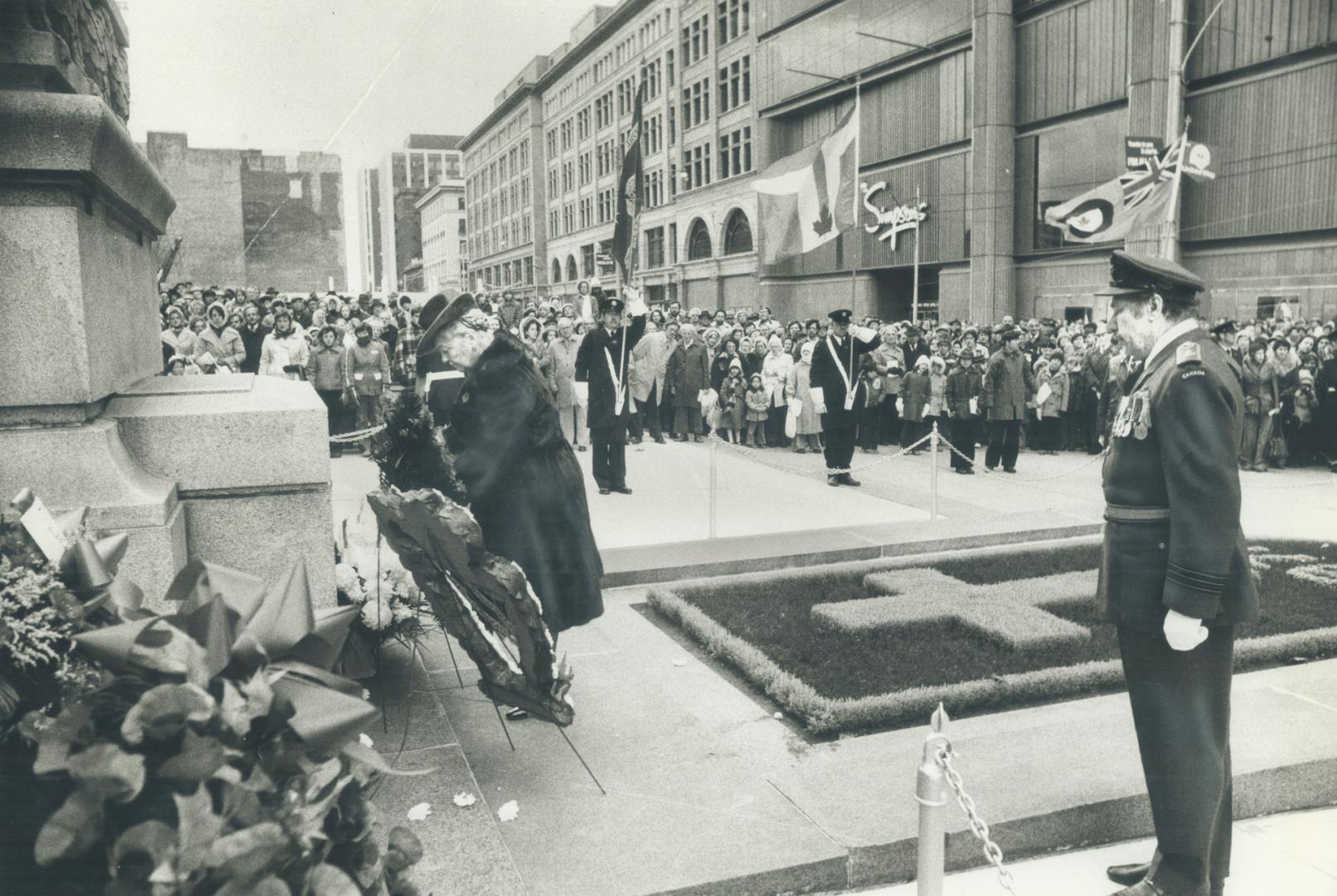 Lieutenant-Governor Pauline McGibbon lays wreath at Remembrance Day service