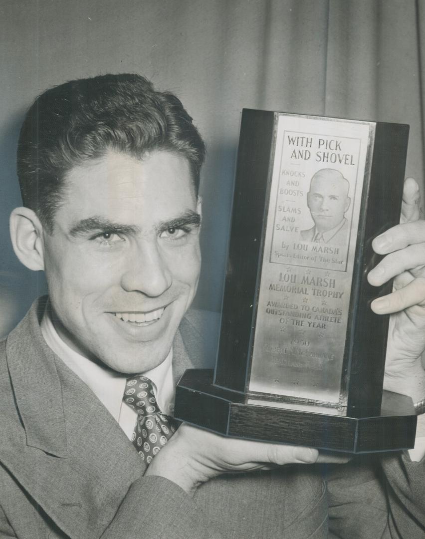 Bob McFarlane, University of Western Ontario's great athlete, has a room full of trophies, cups, plaques, medals and other insignia commemorating his (...)