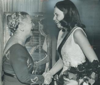 Ukrainian debutante 17, shakes hands with Lieut