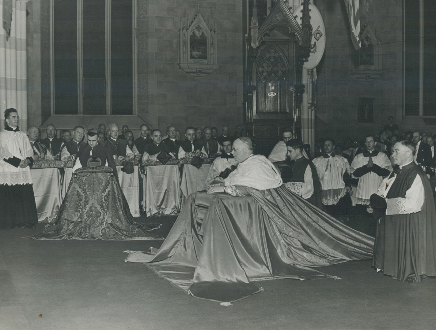 After he entered St. Michael's cathedral last night to receive a pledge of filial loyalty and devotion in the liturgical welcome, the cardinal first k(...)