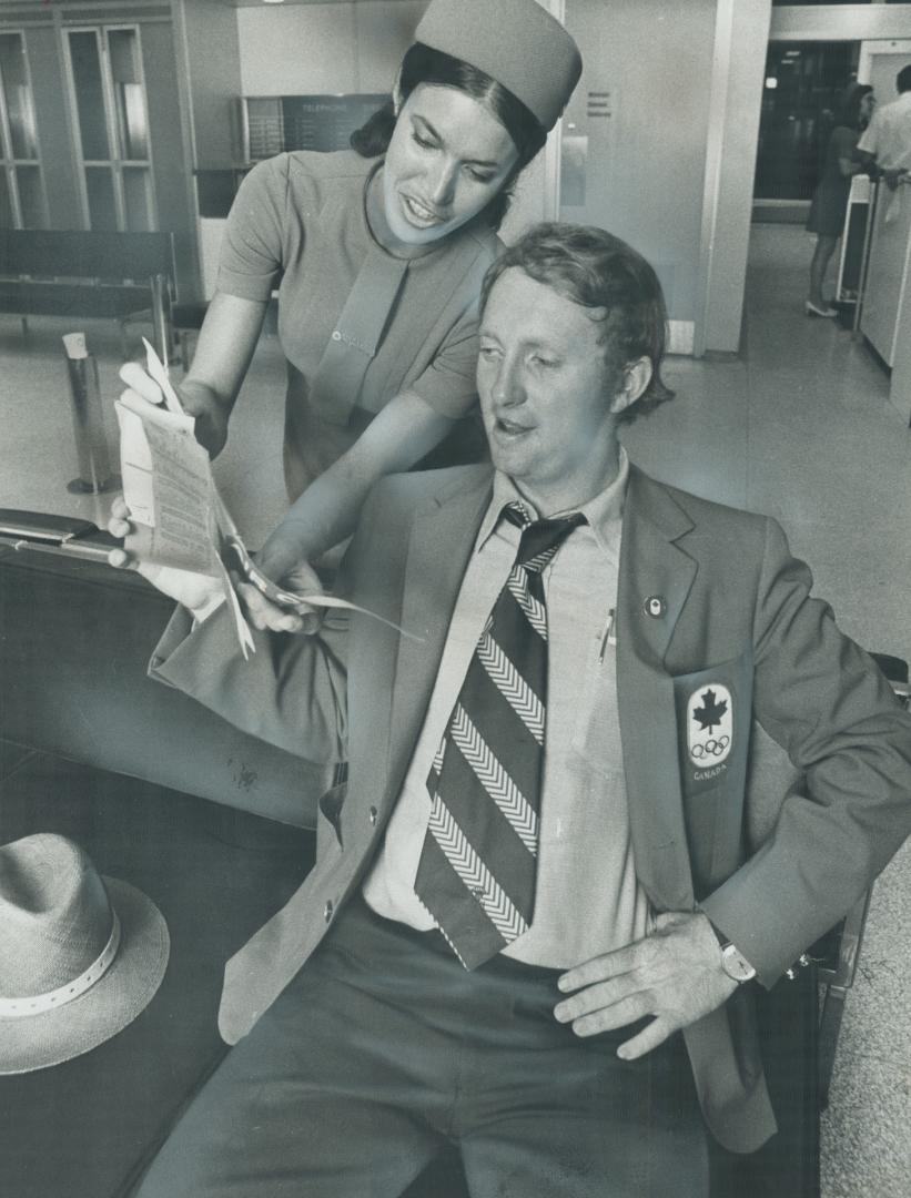 It's the only way to fly. Torchy Millar of Canada's gold medal equestrian team chats with Air Canada ground hostess Cathy Resentera on return from Pan(...)