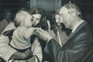 Sculptor meets a big admirer. Famed British sculptor Henry Moore, 73, says hello to 11-month-old Rebecca Vile and her mother, Mrs. Jeffrey Vile, at th(...)